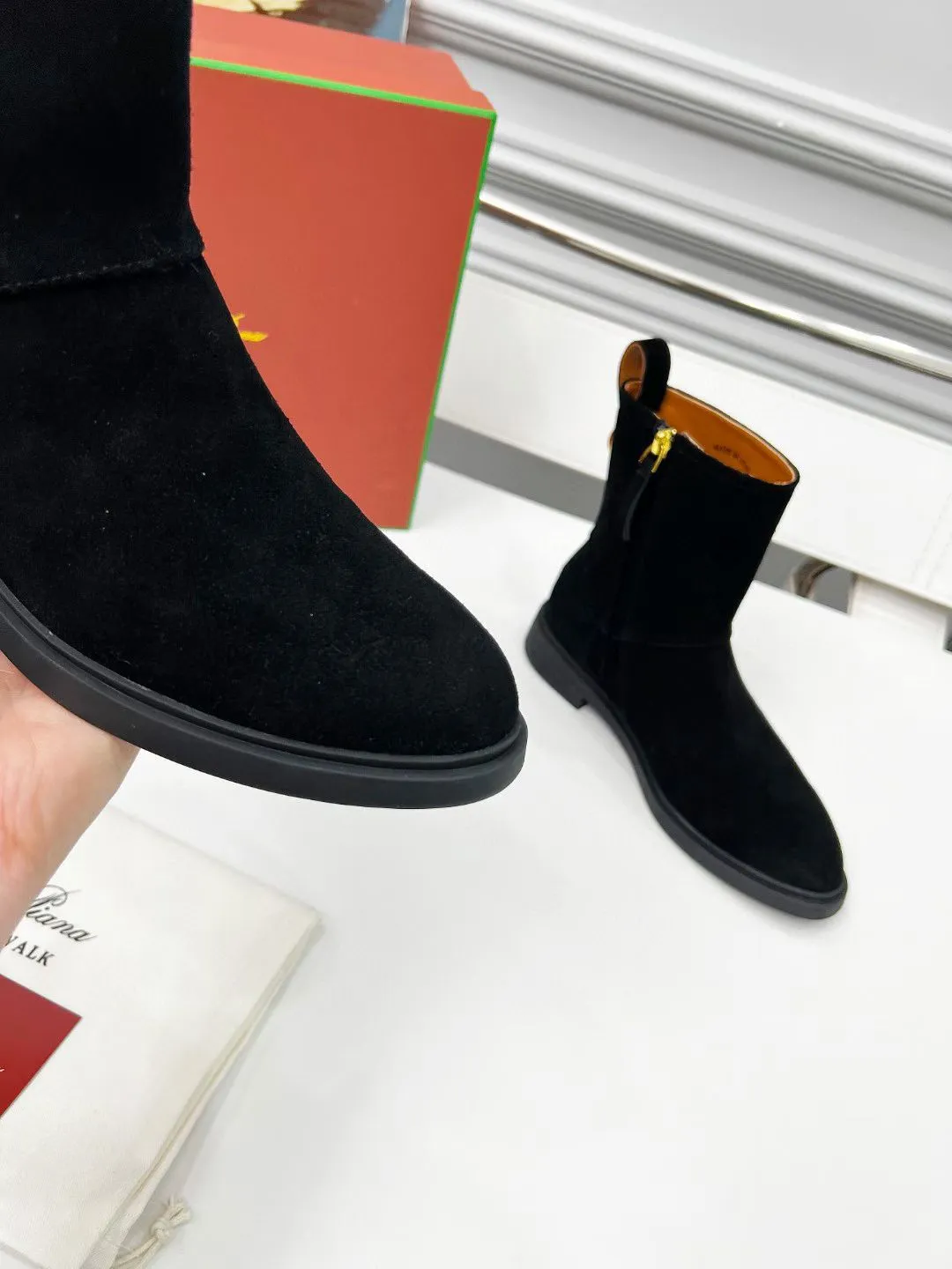 👟👟Ex-factory price 620👟👟 First-layer cow leather, G02 purchasing level WYSIWYG Loro Piana LP 130s new autumn and winter Kilda ankle boots side zipper short boots. This iconic ankle boot is made of waxed cow leather/suede sheepskin material, giving it a rustic and unique retro aesthetic. The casual yet sophisticated style is perfect for urban looks as well as relaxed weekend looks. The sole is Loro Piana non-slip rubber sole. Leather lining, interior zip closure with tonal zip puller at top. Metallic detail at back. Leather ring pull tabs engraved with brand logo One-piece tonal rubber sole Rubber sole with anti-slip LP detail! Upper: Imported calfskin/nubuck leather Inner foot pads: cowhide Sole: Original molded rubber outsole Size: 35-40 (41 is custom-made and cannot be returned or exchanged)